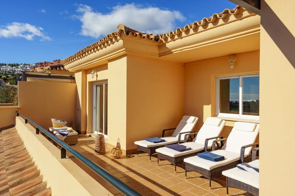 View (from property/room), Balcony/Terrace, sunbed