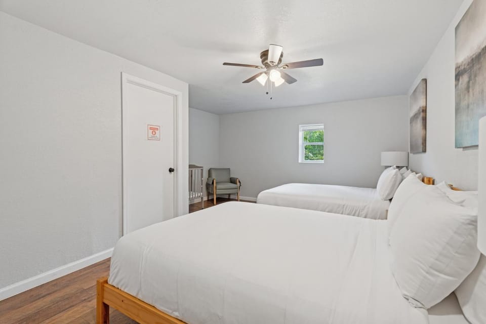 7BR Home Sleeps 16 12 mins Tinker AFB House in Midwest City