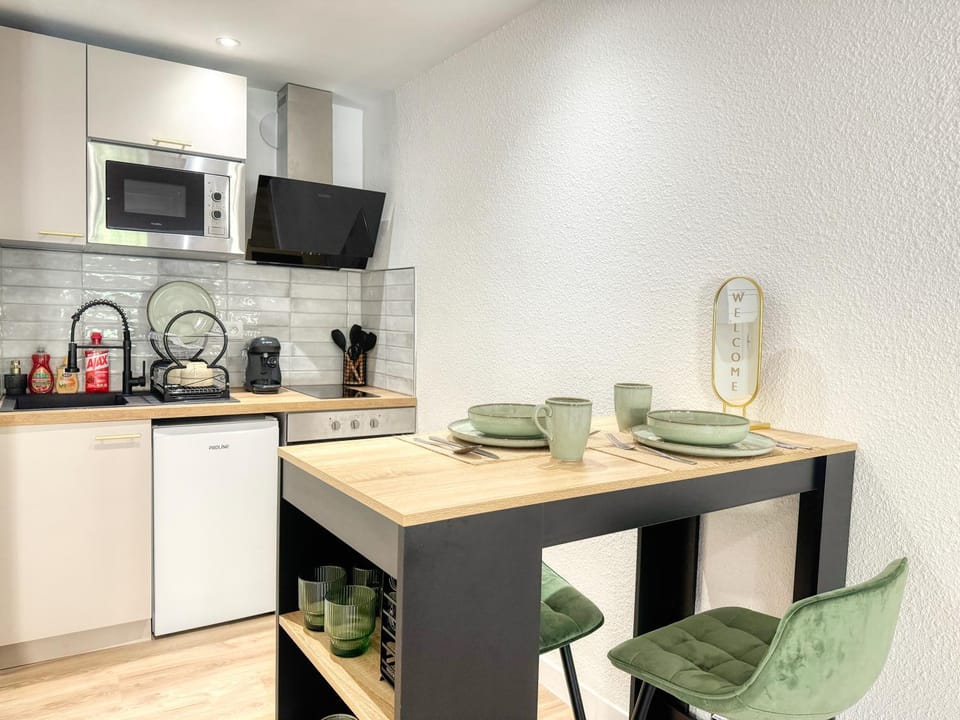 Kitchen or kitchenette, Dining area, oven, stove
