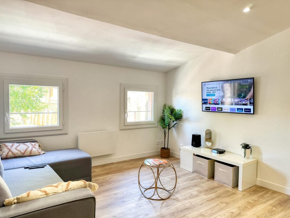 Communal lounge/ TV room, TV and multimedia, Living room, Seating area