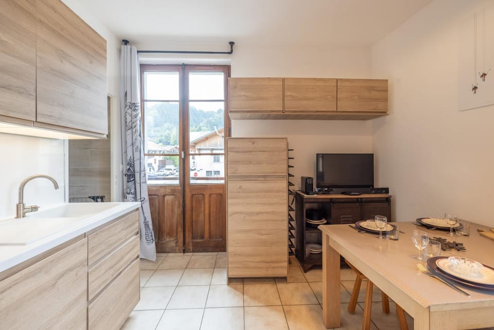 Property building, Kitchen or kitchenette, Living room