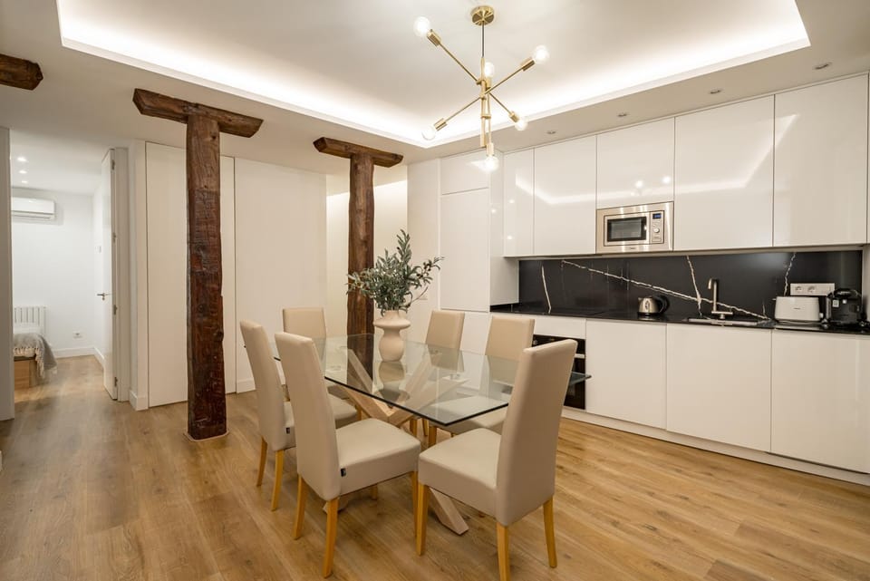 Kitchen or kitchenette, Seating area, Dining area