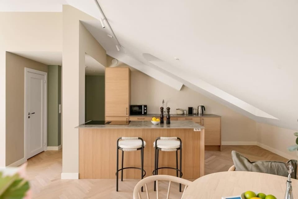 Kitchen or kitchenette, Dining area, microwave