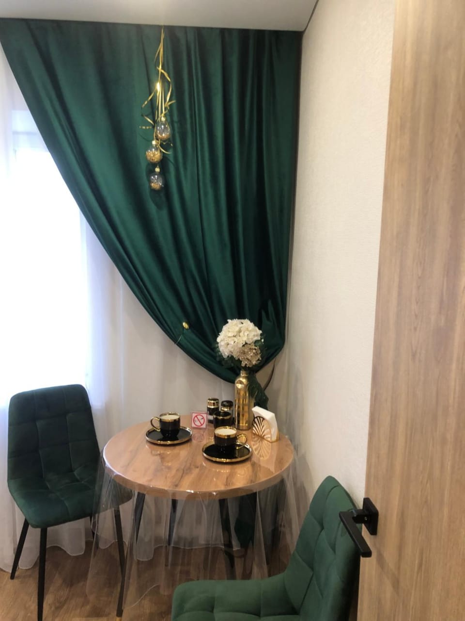 Coffee/tea facilities, Living room, Seating area, Dining area