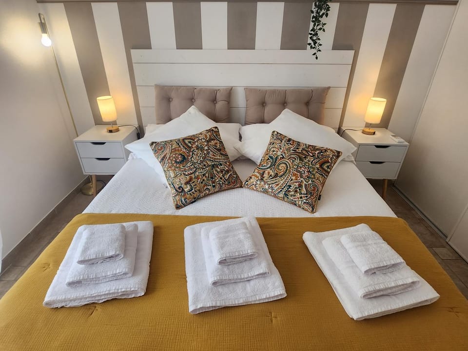 Bed, Bedroom, towels