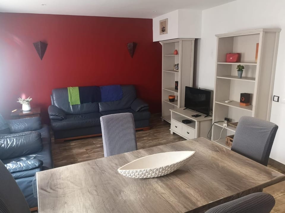 TV and multimedia, Living room, Seating area, Dining area