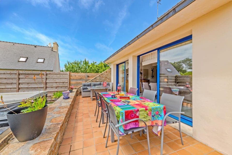 Property building, Balcony/Terrace, Living room