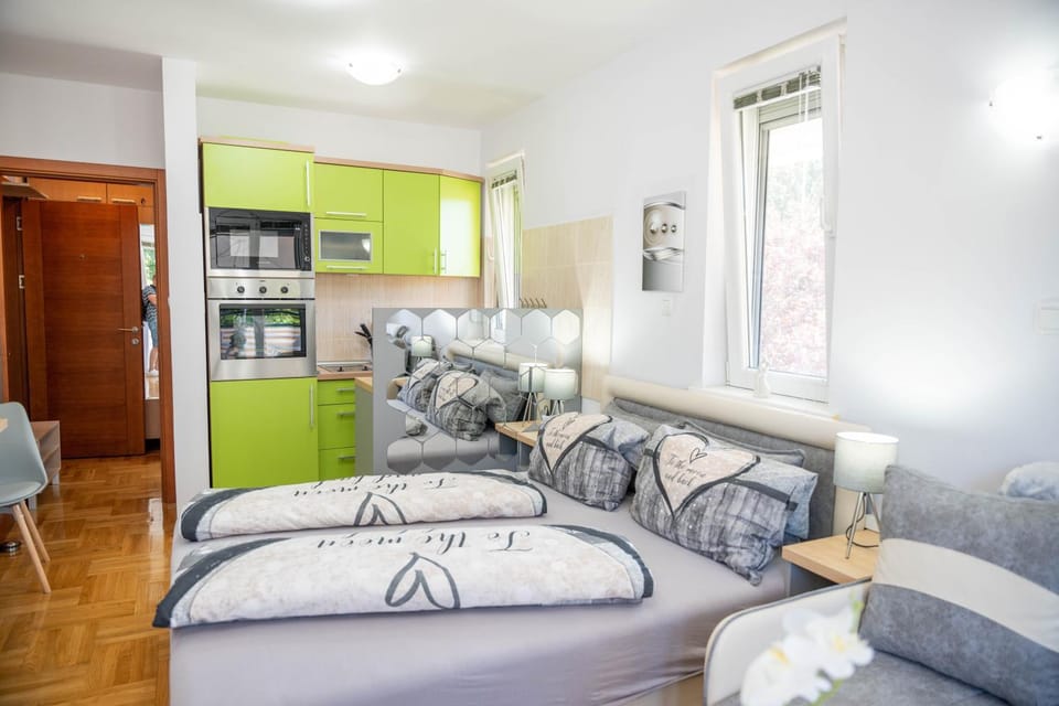 Bed, Kitchen or kitchenette
