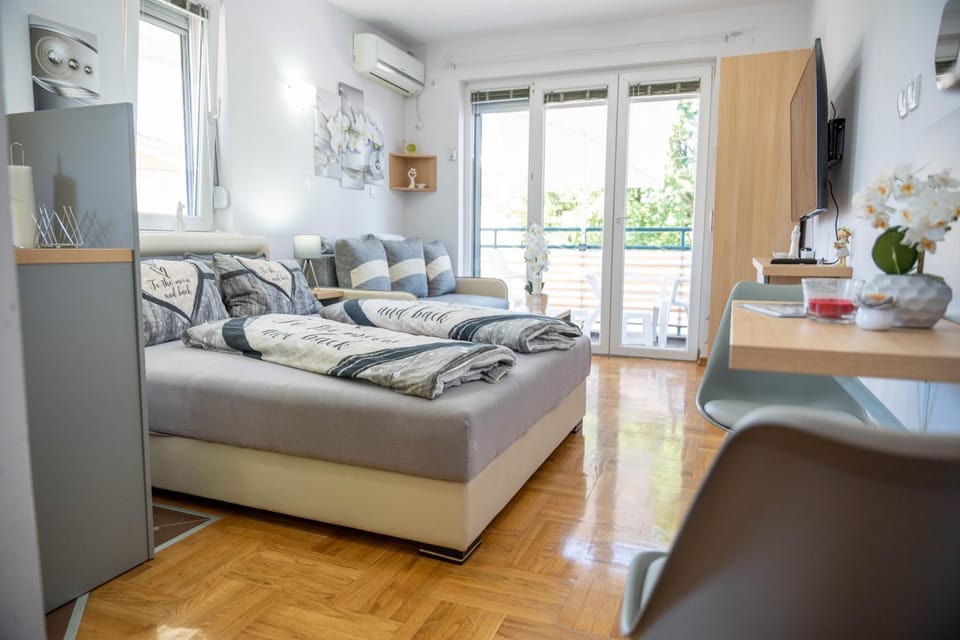 Bed, Living room, Seating area