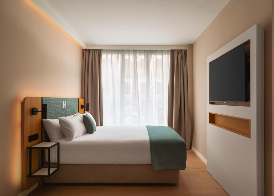 Bed, TV and multimedia, Bedroom