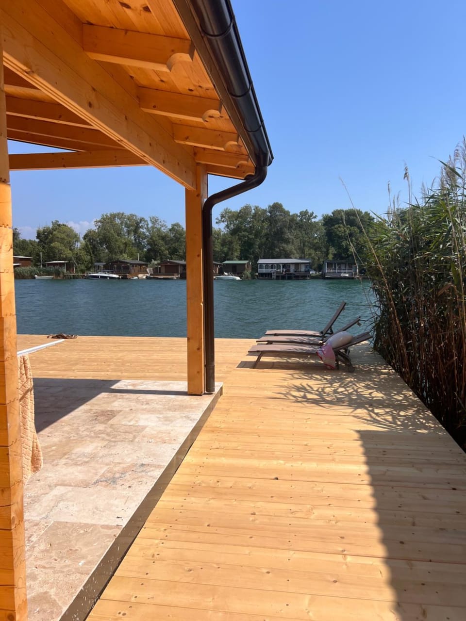 Property building, Day, Natural landscape, Balcony/Terrace, Lake view, River view