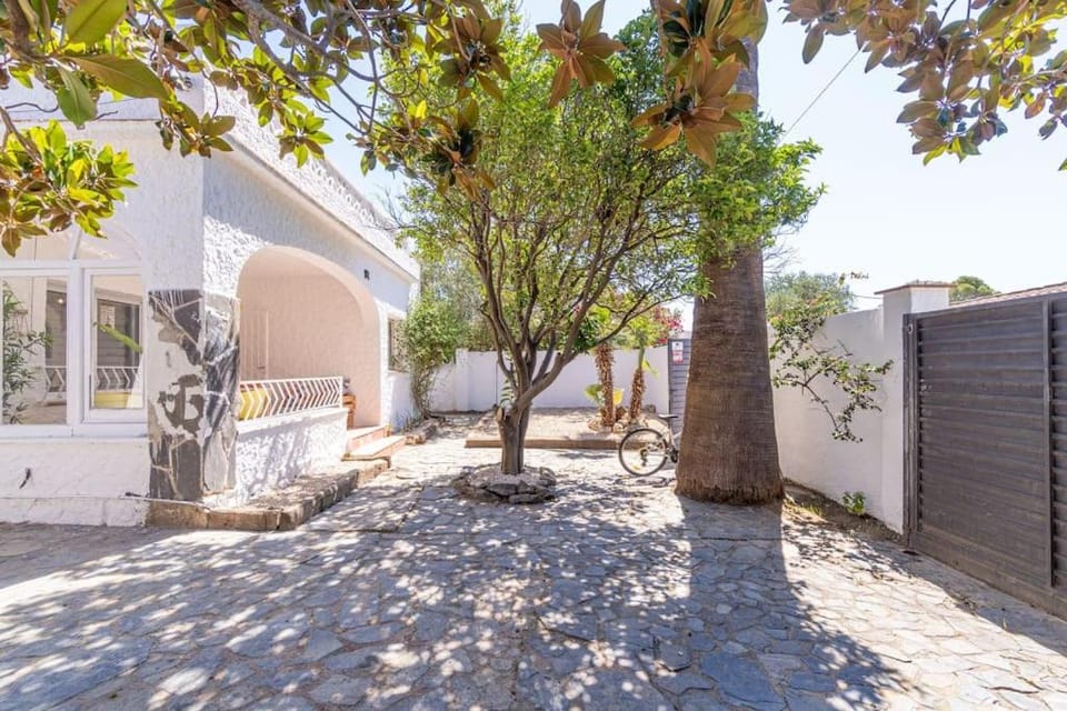 MBII- Paradise Empordà with BIG GARDEN, BBQ, little SWIMING-POOL-VERY QUITE PLACE House in Alt Empordà