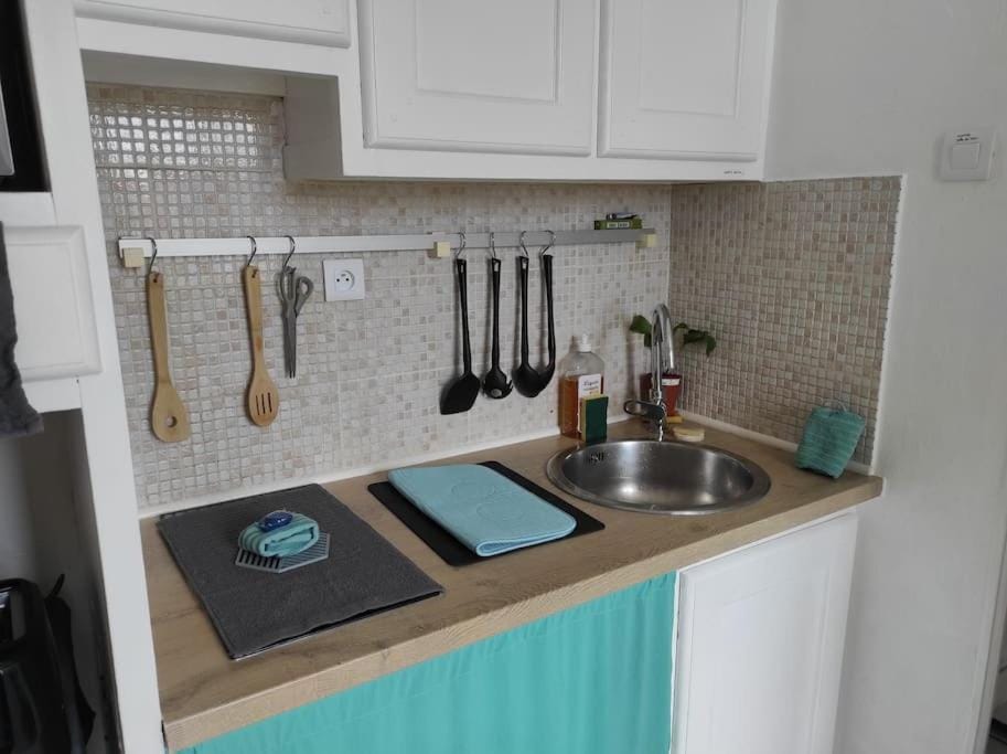 Le "Petit Chic" , Accès plage direct , Exposition Sud , Calme , Climatisation Apartment in La Seyne-sur-Mer