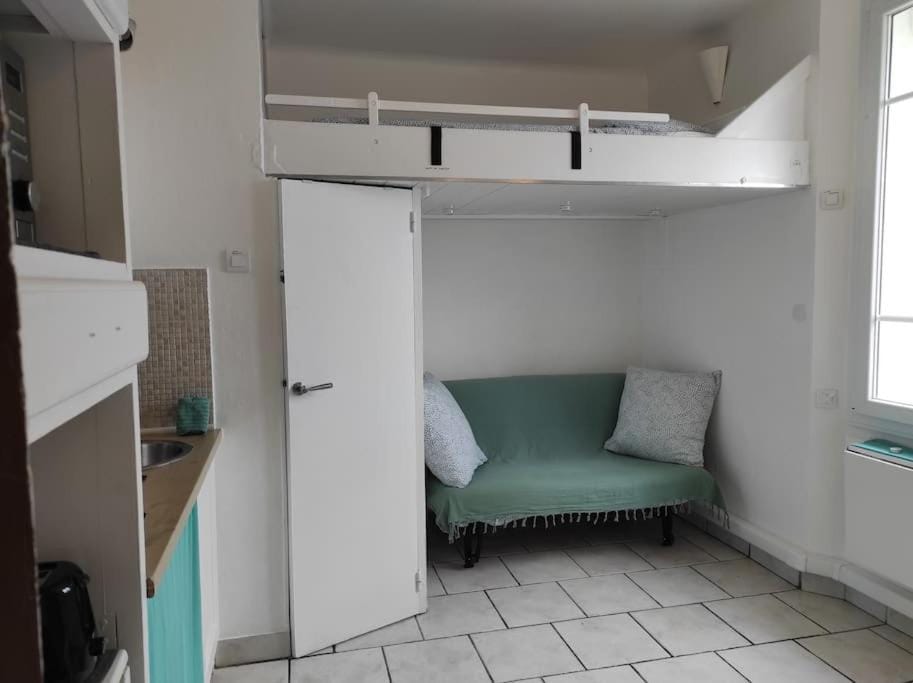 Le "Petit Chic" , Accès plage direct , Exposition Sud , Calme , Climatisation Apartment in La Seyne-sur-Mer