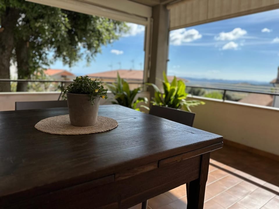 Natural landscape, View (from property/room), Balcony/Terrace, Dining area, Sea view