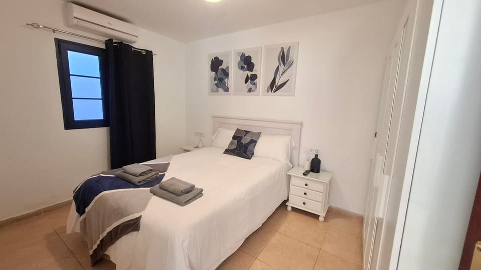 Bed, Photo of the whole room, Bedroom, air conditioner