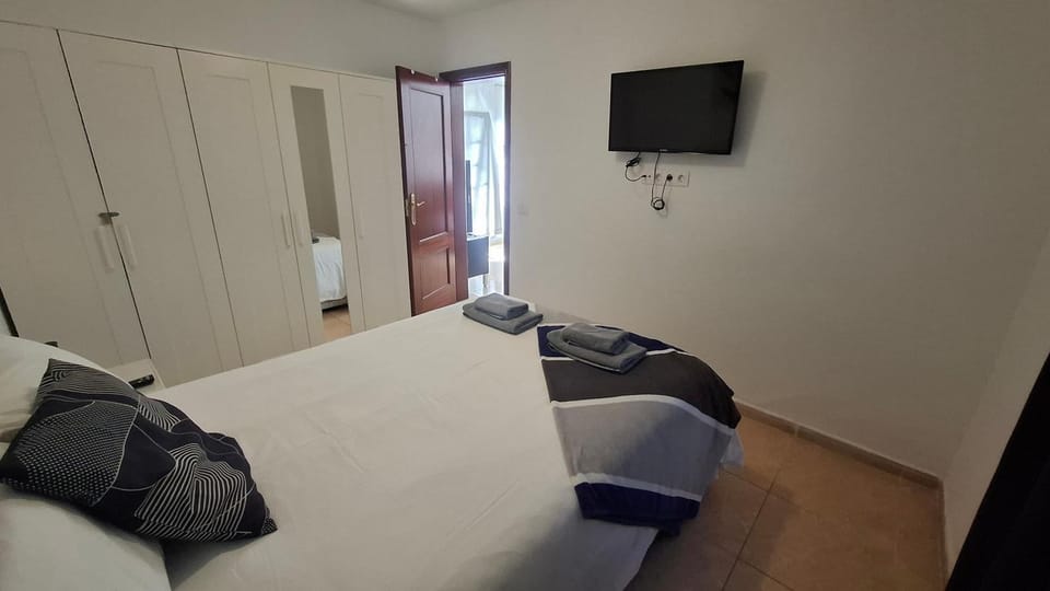 Bed, TV and multimedia, Photo of the whole room, Bedroom, wardrobe