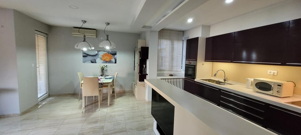 Kitchen or kitchenette, oven