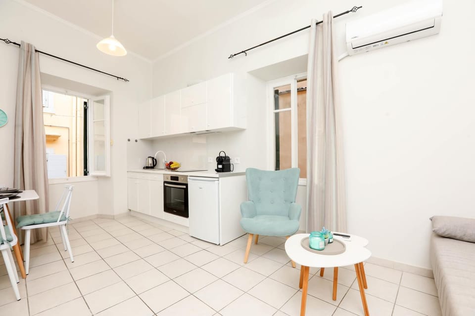 Kitchen or kitchenette, Living room, Seating area, Dining area