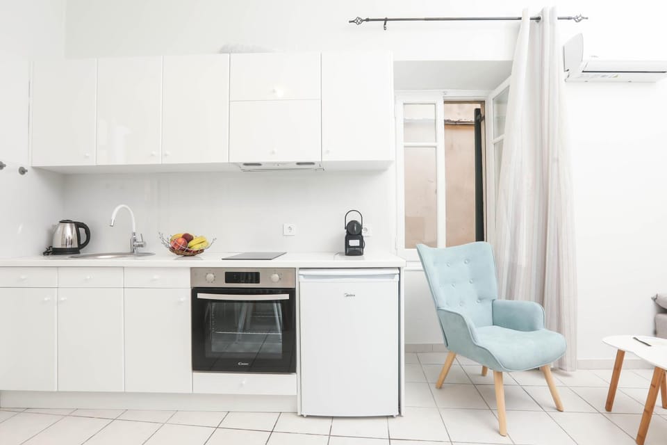 Kitchen or kitchenette, Living room, Seating area, Dining area