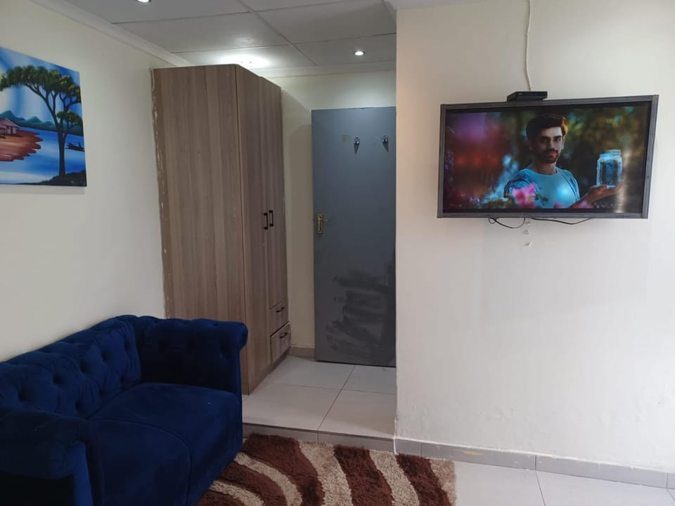 Communal lounge/ TV room, TV and multimedia, Living room, Seating area, wardrobe
