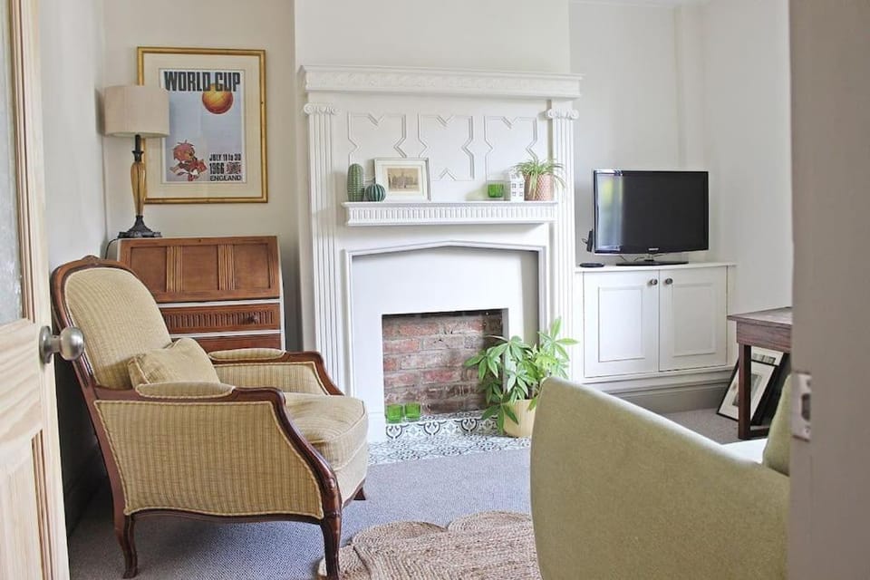 Communal lounge/ TV room, TV and multimedia, Living room, Seating area, Evening entertainment