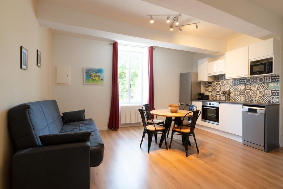 Kitchen or kitchenette, Living room, Seating area, Dining area, dishwasher, oven, stove