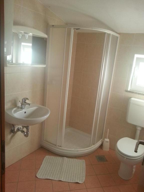 Shower, Toilet, Bathroom, towels