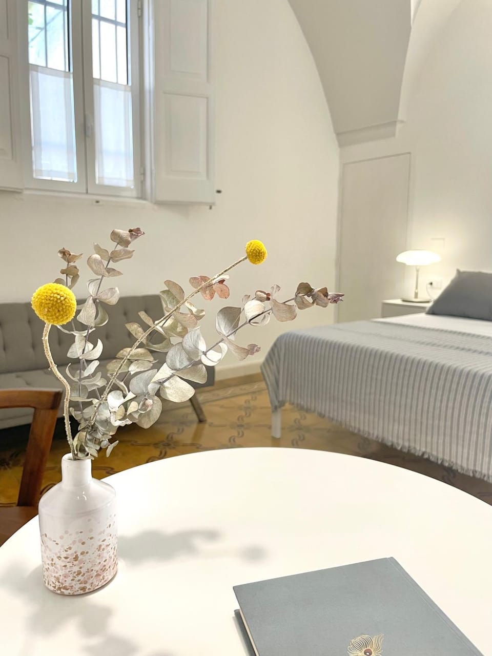Bed, Photo of the whole room, Seating area, Floor plan, Bedroom