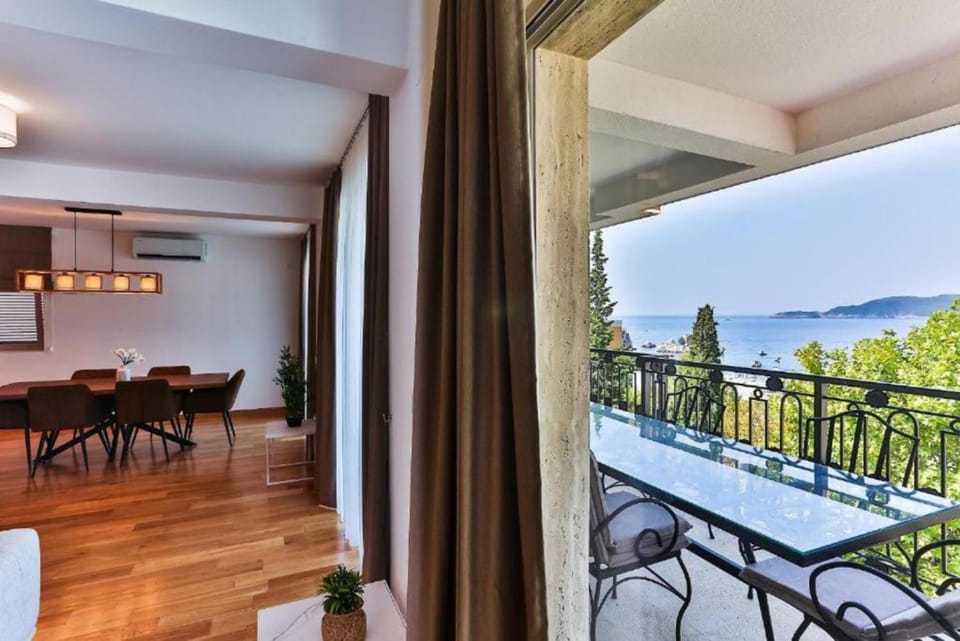 Seating area, Dining area, Sea view, air conditioner