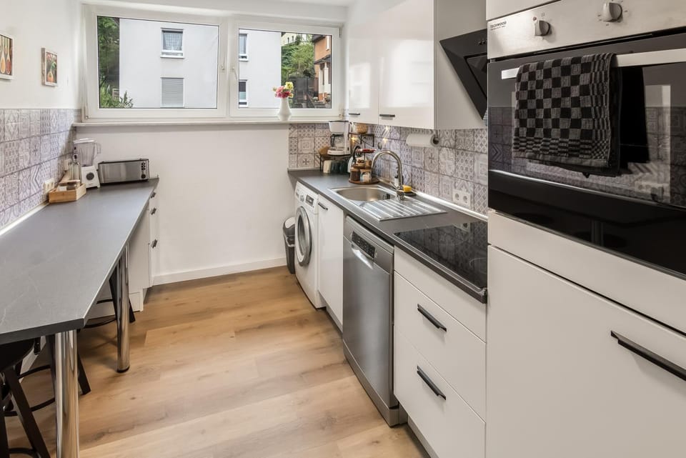 Coffee/tea facilities, Kitchen or kitchenette, dishwasher, oven, toaster