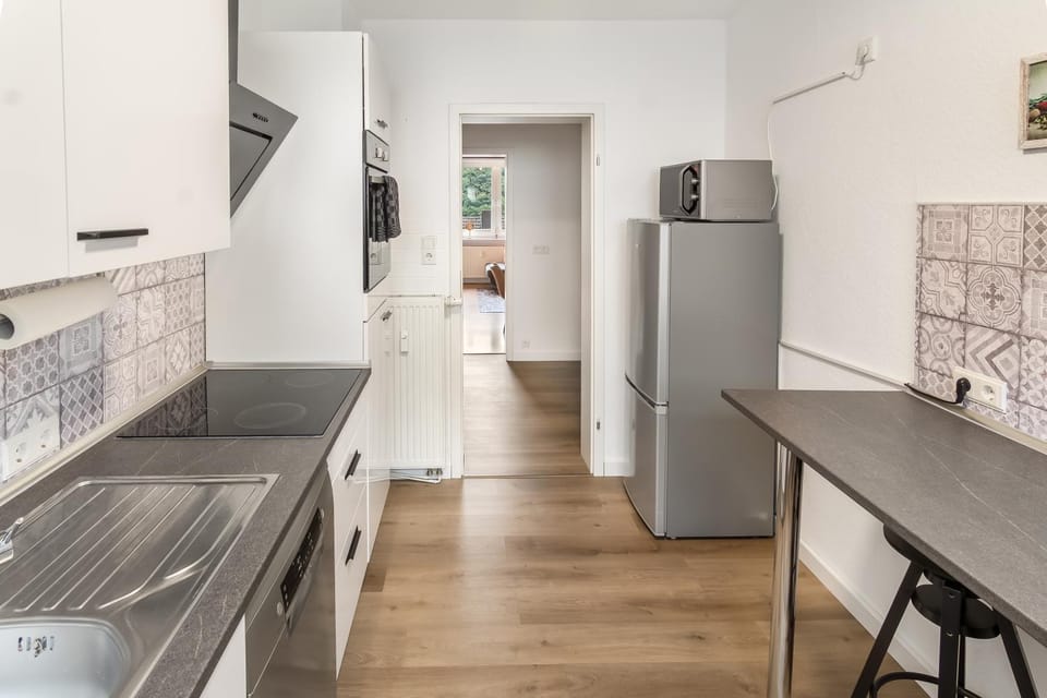 Kitchen or kitchenette, dishwasher, oven