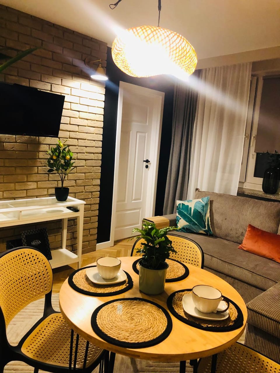 TV and multimedia, Living room, Seating area, Dining area