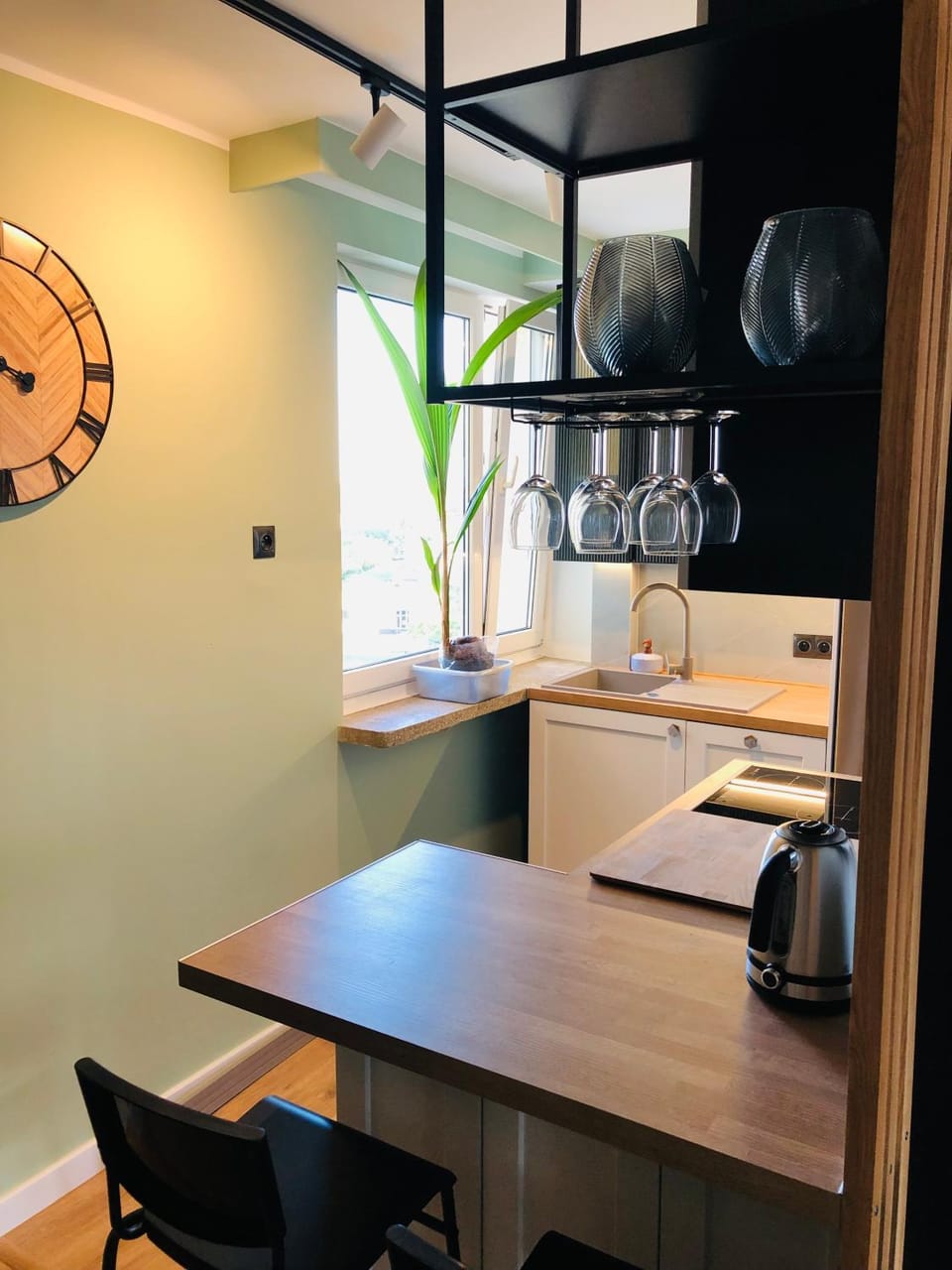 Coffee/tea facilities, Kitchen or kitchenette, stove