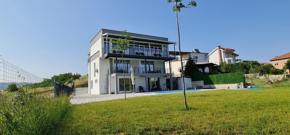 Property building, Natural landscape, Garden, Garden view, Swimming pool
