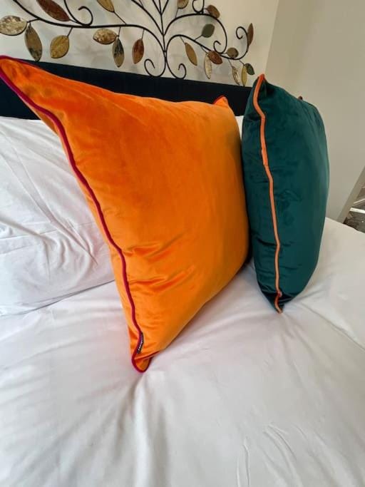 Live Like a Local in Barry, 4-Bed Home Near the Beach, Dog-Friendly, with all the Gavin & Stacey Charm! House in Barry