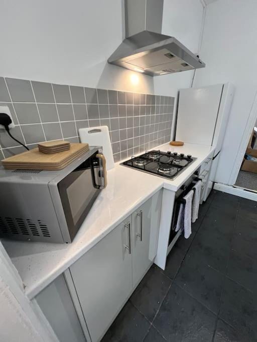 Live Like a Local in Barry, 4-Bed Home Near the Beach, Dog-Friendly, with all the Gavin & Stacey Charm! House in Barry