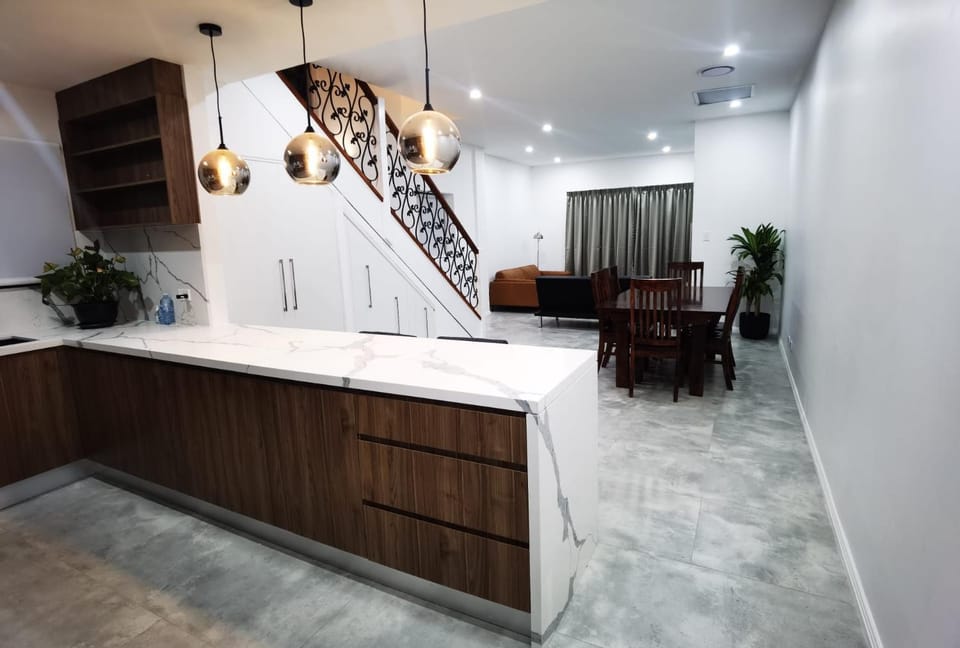 Kitchen or kitchenette, Living room, Seating area, Dining area