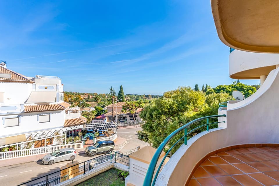 Property building, Neighbourhood, View (from property/room), Balcony/Terrace, City view, Street view, Location