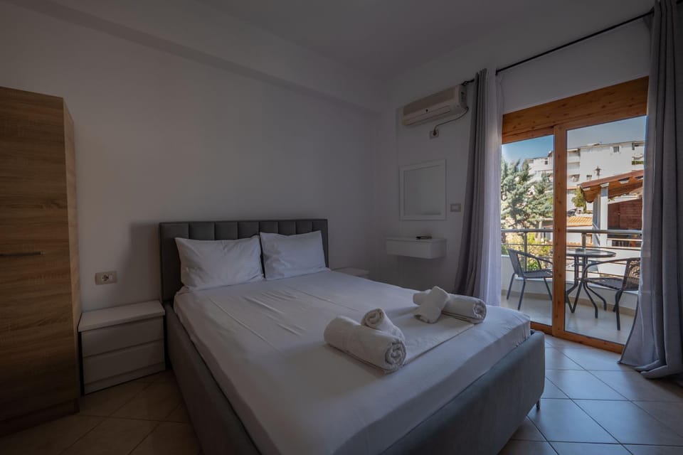 Bed, Balcony/Terrace, Photo of the whole room, Bedroom, towels