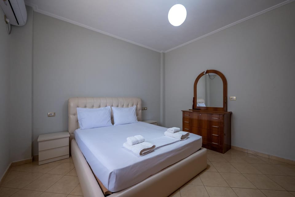 Photo of the whole room, Bedroom, towels