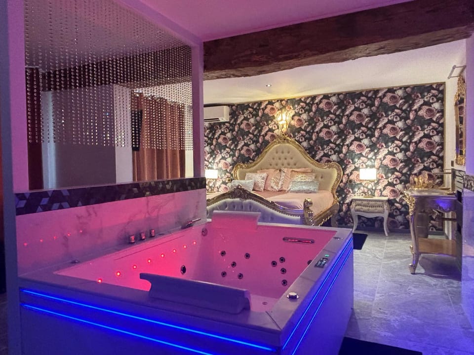 Bed, Hot Tub, Photo of the whole room, Bedroom