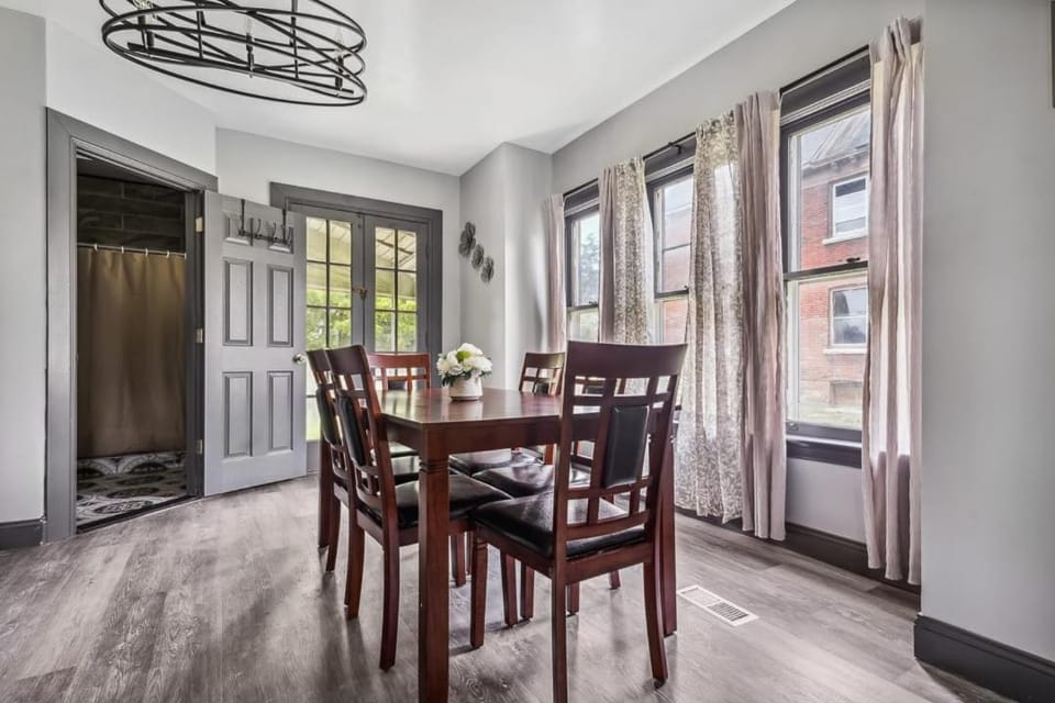 Spacious 5Br 2bath near the Falls & Casino House in Niagara Falls