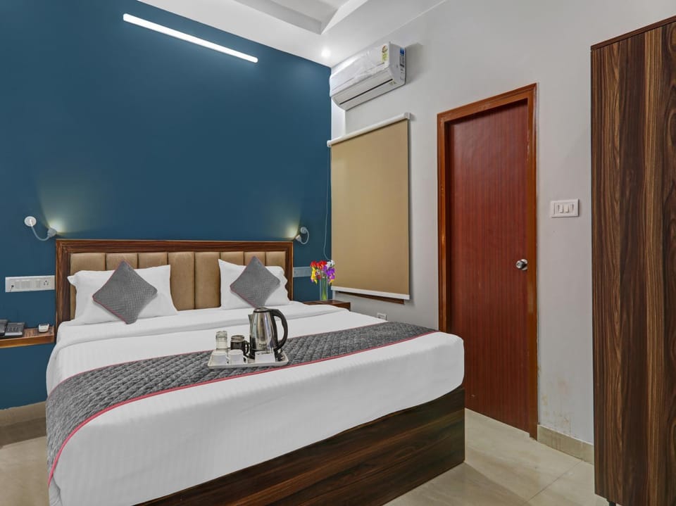 Bed, Photo of the whole room, Bedroom, wardrobe, air conditioner