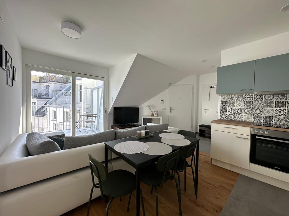TV and multimedia, Kitchen or kitchenette, Living room, Seating area, Dining area, oven, stove