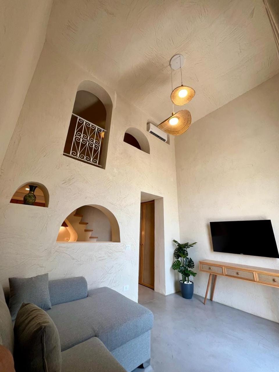 TV and multimedia, Living room, Seating area, Evening entertainment, air conditioner