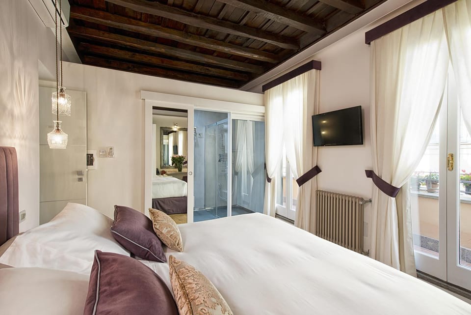 TV and multimedia, Photo of the whole room, Seating area, Bedroom
