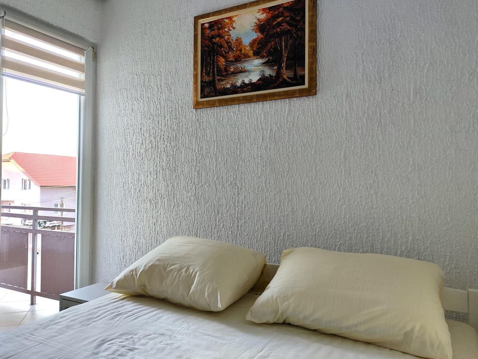 Bedroom, City view