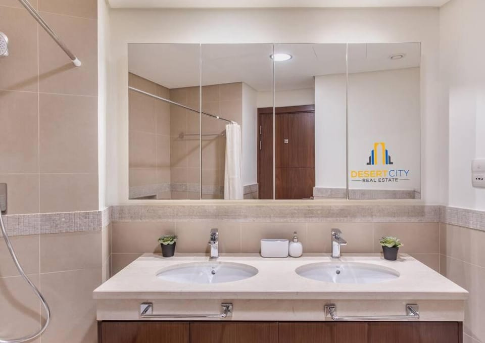 Luxurious 2 Bed Next to Burj Khalifa, Hosted by Desert City Stays Apartment in Dubai