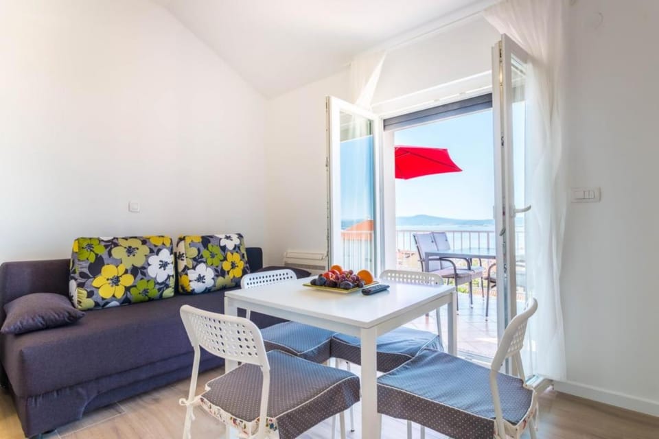 View (from property/room), Balcony/Terrace, Living room, Seating area, Dining area, Sea view